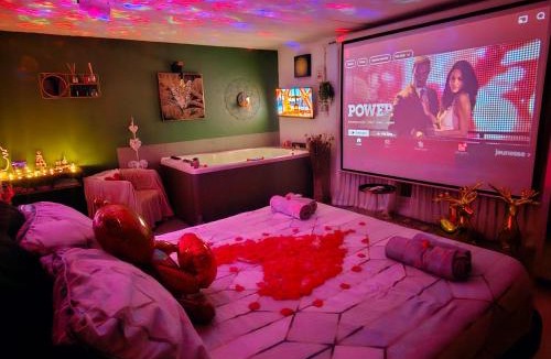 Rocbaron Apartment | App jacuzzi & piscine privée - loveroom - Suite Emeraude