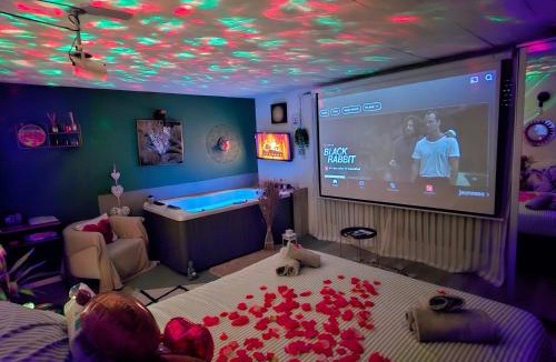 Rocbaron Apartment | App jacuzzi & piscine privée - loveroom - Suite Emeraude
