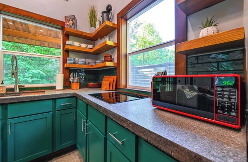 Mount Vernon Cottage | Appalachian Cabin Haven! Gateway to Lake Linville!