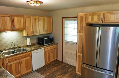 Davis House | Appalachian retreat – Sleeps 18 | Hot Tub | Pool table | Near Skiing, Hiking & More!