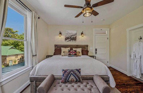 Berkeley Springs Bed & Breakfast | Appalachian Suite In Town!- The Grand Castalian Inn B&B
