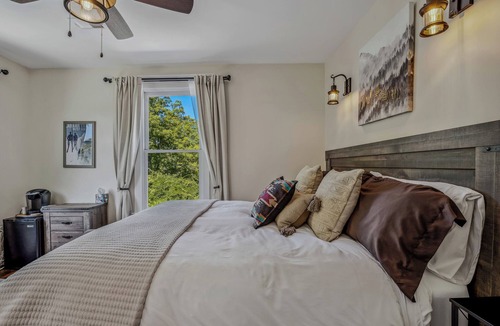 Berkeley Springs Bed & Breakfast | Appalachian Suite In Town!- The Grand Castalian Inn B&B