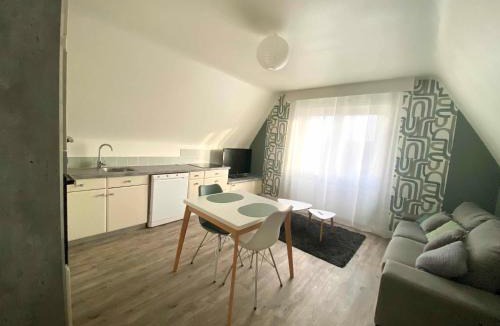 Mayenne Apartment | Appart 2 Chambres, Centre Ville, Parking privé clos, Local vélo