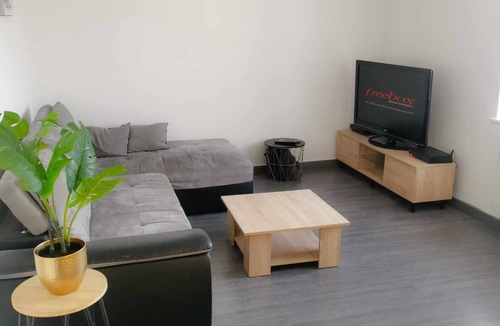 Saint-Germain-Lespinasse Apartment | Appartement à la Campagne Avec 2 Chambres! Idéal Pour se Reposer!