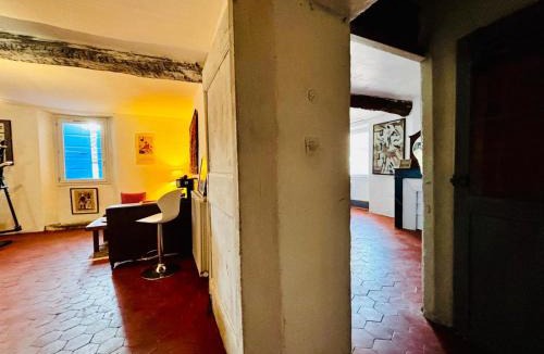 Maureillas-Las-Illas Apartment | Appart Sainte Madeleine au coeur d'un village Catalan authentique vue fontaine de la place