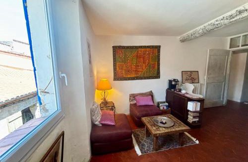 Maureillas-Las-Illas Apartment | Appart Sainte Madeleine au coeur d'un village Catalan authentique vue fontaine de la place
