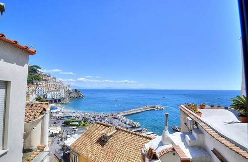Amalfi Apartment | Appartamento Enos: A graceful apartment in a quiet position, situated at a short distance from the Cathedral of Amalfi, with Free WI-FI.