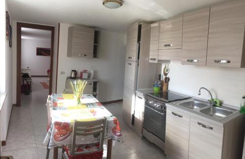 Costermano Apartment | Appartamento giallo