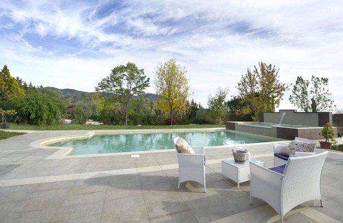 Acquasparta Apartment | Appartamento in Casale che si Fonde con il Giardino e Piscina con Idromassaggio