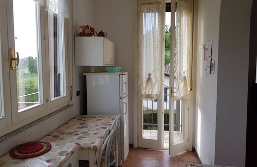 Salsomaggiore Terme Apartment | Appartamento con Splendida Vista Sulle Colline, Parcheggio e Giardino