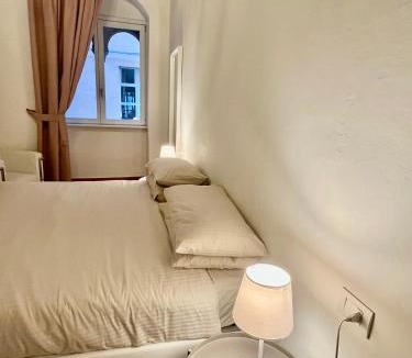 Como City Centre Apartment | Appartamento La Dama alla Finestra in centro Como