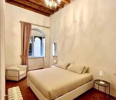Como City Centre Apartment | Appartamento La Dama alla Finestra in centro Como