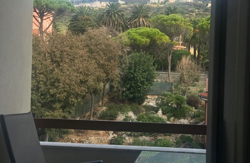 Borgio Verezzi Apartment | Appartamento Panoramico, Terzo e Ultimo Piano con Ascensore, Mare a Pochi Passi