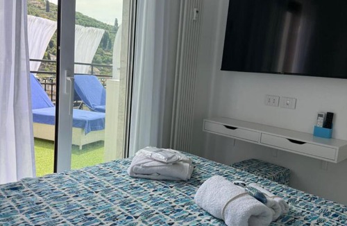 Rapallo Apartment | Appartamento Rapallo Sky Garden Maria Jose Liguria - Attico vista mare - Terraces - 2 bagni- 2 Camera da Letto - Box, Wi-fi, Idromassaggio Free inteiro Attico per Voi, con Ascensore