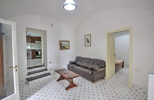 Ravello House | Appartamento Ulisse B: A graceful apartment situated in a quiet location, a few minutes from the town center.