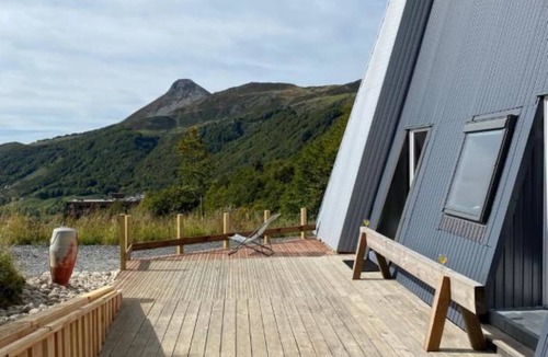 Saint-Jacques-des-Blats Cottage | Appartement Style Chalet 12 Personnes