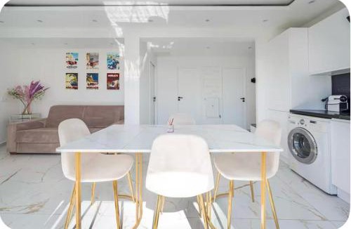 Fabron Apartment | Appartement 2 Chambres climatisé I Terrasse Parking gratuit I 200m Mer I Nice Californie