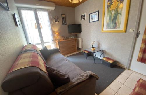 Fouras Apartment | Appartement 4 pers. à Fouras, proche plage avec cour ensoleillée et stationnement - FR-1-709-37
