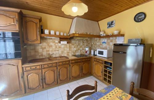 Fouras Apartment | Appartement 4 pers. à Fouras, proche plage avec cour ensoleillée et stationnement - FR-1-709-37