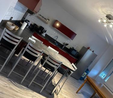 Saint-Antheme Apartment | Appartement balcon