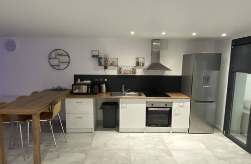Feyzin Apartment | Appartement Calme à 10 Minutes du Centre de Lyon