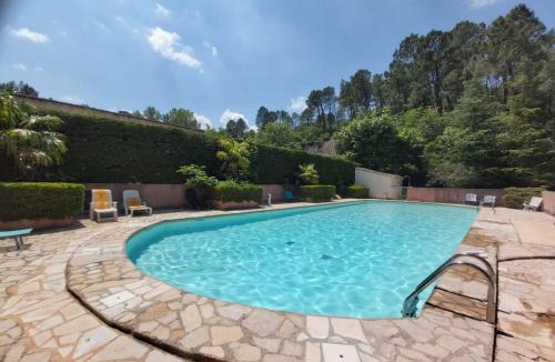 Rustrel Apartment | Appartement de charme au calme avec piscine, au pied du Colorado provençal, cœur du Luberon