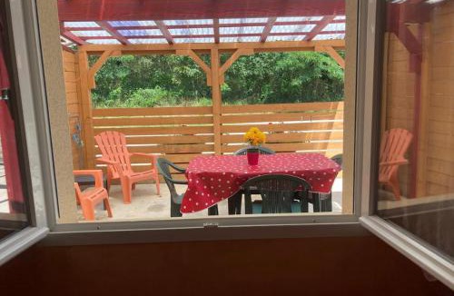 Compreignac Apartment | Appartement indépendant, terrasse couverte, rouge