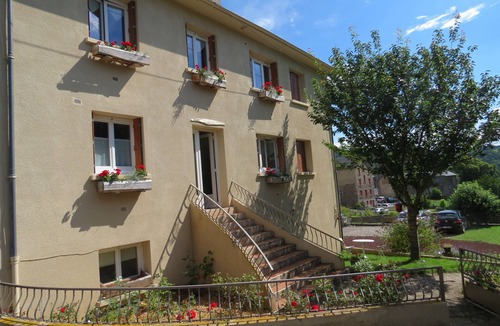 Saint-Nectaire Apartment | Appartement plein-pied, avec terrasse lumineux et spacieux, vue dégagée
