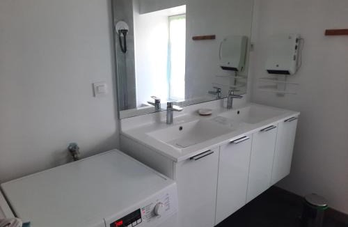 Noidans-le-Ferroux Apartment | Appartement très spacieux 4 chambres 6 couchages