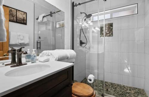 Upper Moonridge House | Apple Bear Cottage - Property was perfectly located in a quiet neighborhood