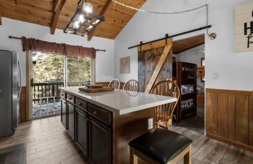 Upper Moonridge House | Apple Bear Cottage - Property was perfectly located in a quiet neighborhood