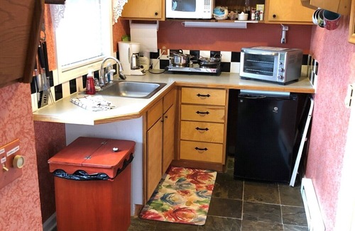 Eureka Springs Cabin | Apple Blossom Cottage of Stone Meadow Resort is situated on a beautiful 14-acre meadow in the country near Eureka Springs, Arkansas with easy highway access.