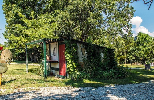 Eureka Springs Cabin | Apple Blossom Cottage of Stone Meadow Resort is situated on a beautiful 14-acre meadow in the country near Eureka Springs, Arkansas with easy highway access.