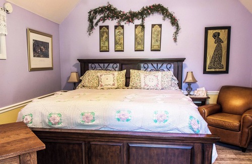 Eureka Springs Cabin | Apple Blossom Cottage of Stone Meadow Resort is situated on a beautiful 14-acre meadow in the country near Eureka Springs, Arkansas with easy highway access.