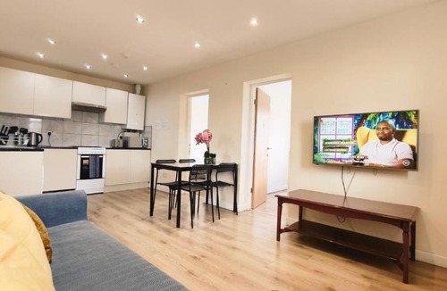 Hillingdon Apartment | Apple garden B-5