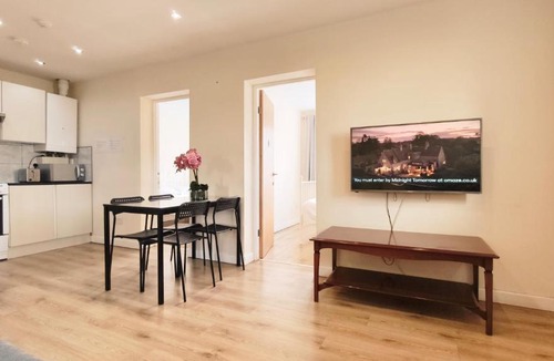 Hillingdon Apartment | Apple garden B-5