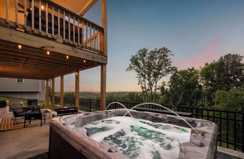 Front Royal Cottage | Apple Mountain House Hot Tub Game Room