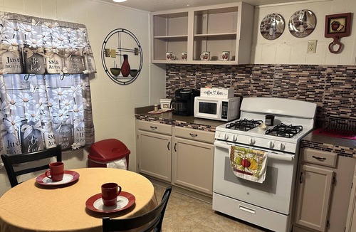 Strawberry House | Apple Pie Getaway, Unit A