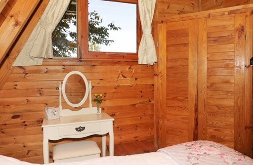 Corton Cabin | Apple Tree Lodge: Open-Plan Living Oasis