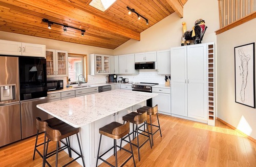 Cooperstown House | APPLE TREE POND | 13 Acres Near Dreams Park | Sleeps 10