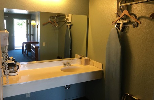 Atwater Hotel | Applegate Inn