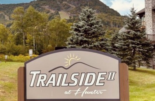 Hunter Condo | Apres Ski Luxury SKI-IN/OUT HUNTER MOUNTAIN Slopeside STEPS to Ski School Lodge!