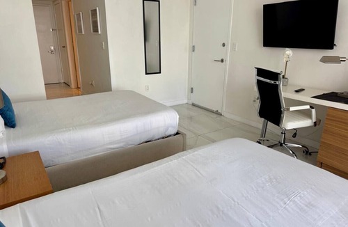 Hallandale Beach Hotel | Apt 2 queen beds Incredible view Free Beach Service