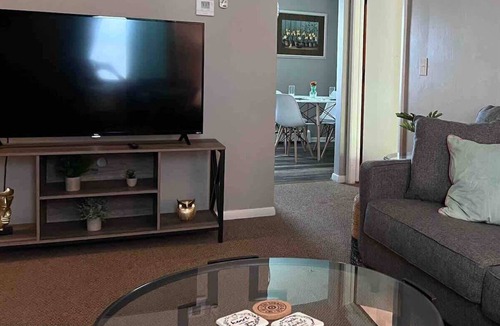 Masury Apartment | Apt 3 Comfortable and Convenient