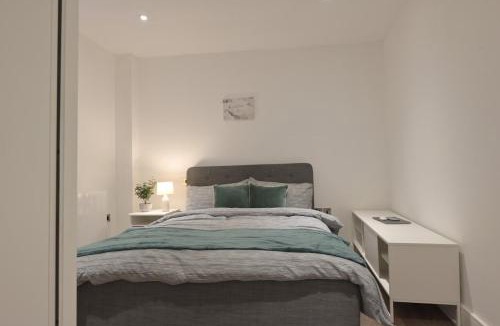 Wallington North Apartment | Apt Croydon, 1 Min walk to Train