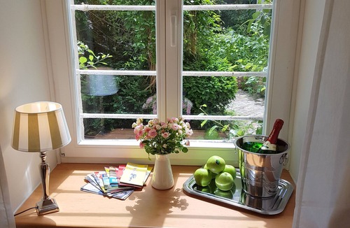 Wilmersdorf Apartment | Apt "Gasteiner" with EXTRAS - 2 bedroom box spring beds & office desk - 24h check-in