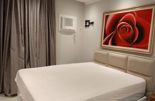 Vila Julia Apartment | Apt Guarujá lado praia 2 Dorm FAN 2 WI-FI , Netflix, mobiliado, Ar, 1vaga, até 6 pessoas