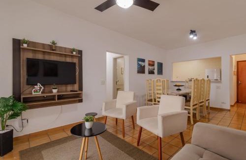 Parque Enseada Apartment | Apto com Varanda e Vaga a 500m da Praia da Enseada