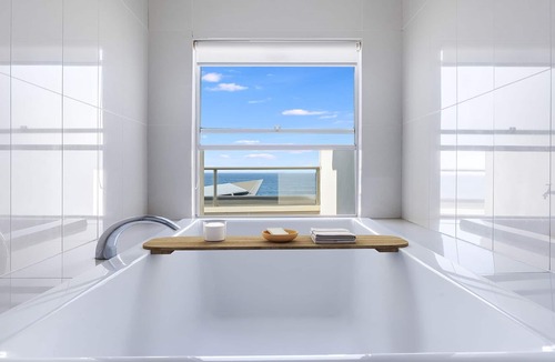 Kiama Downs House | Aqua - views over Jones Beach