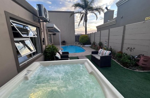 Parklands House | AquaPalms Hideaway - Family Friendly Pool - Hot Tub - Indoor Braai